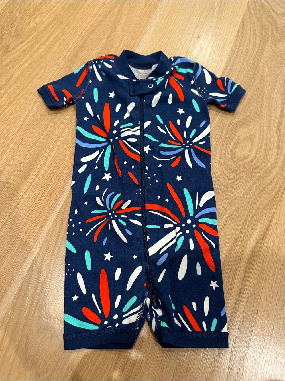 Hanna Andersson Navy Firework-Print Short Sleeve Footie with Red, Teal, White